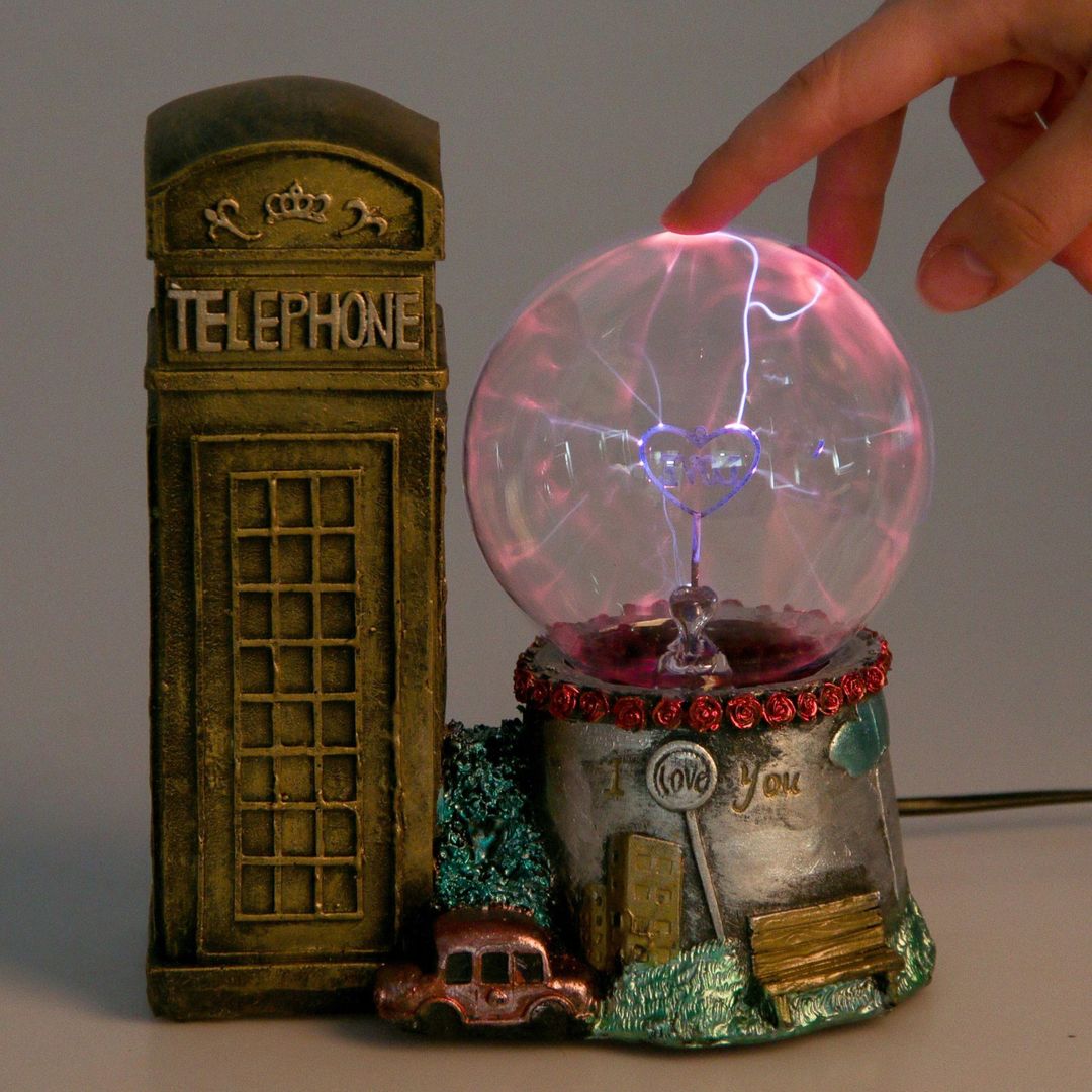 Плазменный шар Лондонская телефонная будка Плазменный шар Лондонская телефонная будка