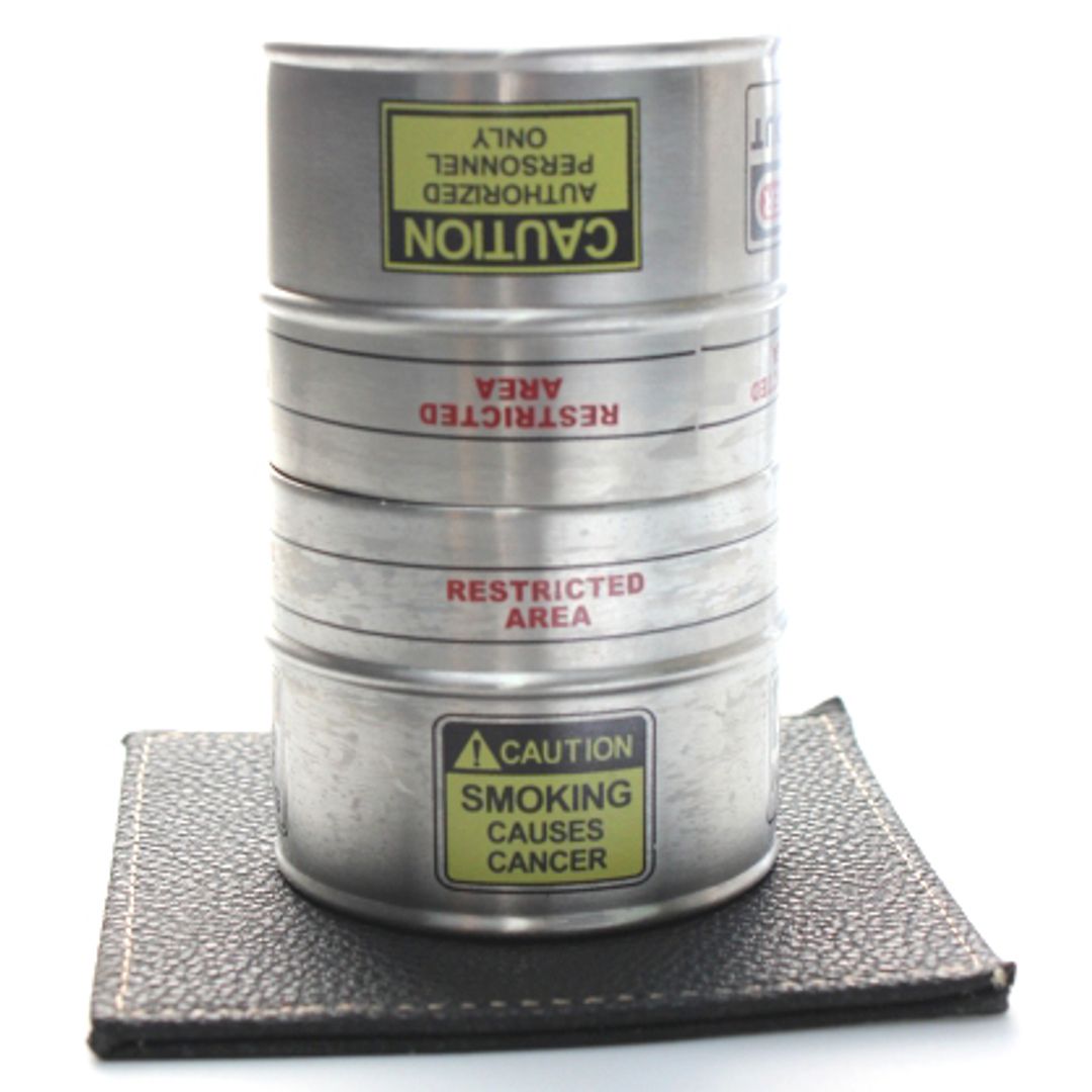 Стопки Toxic Стопки одна на другой на подставке