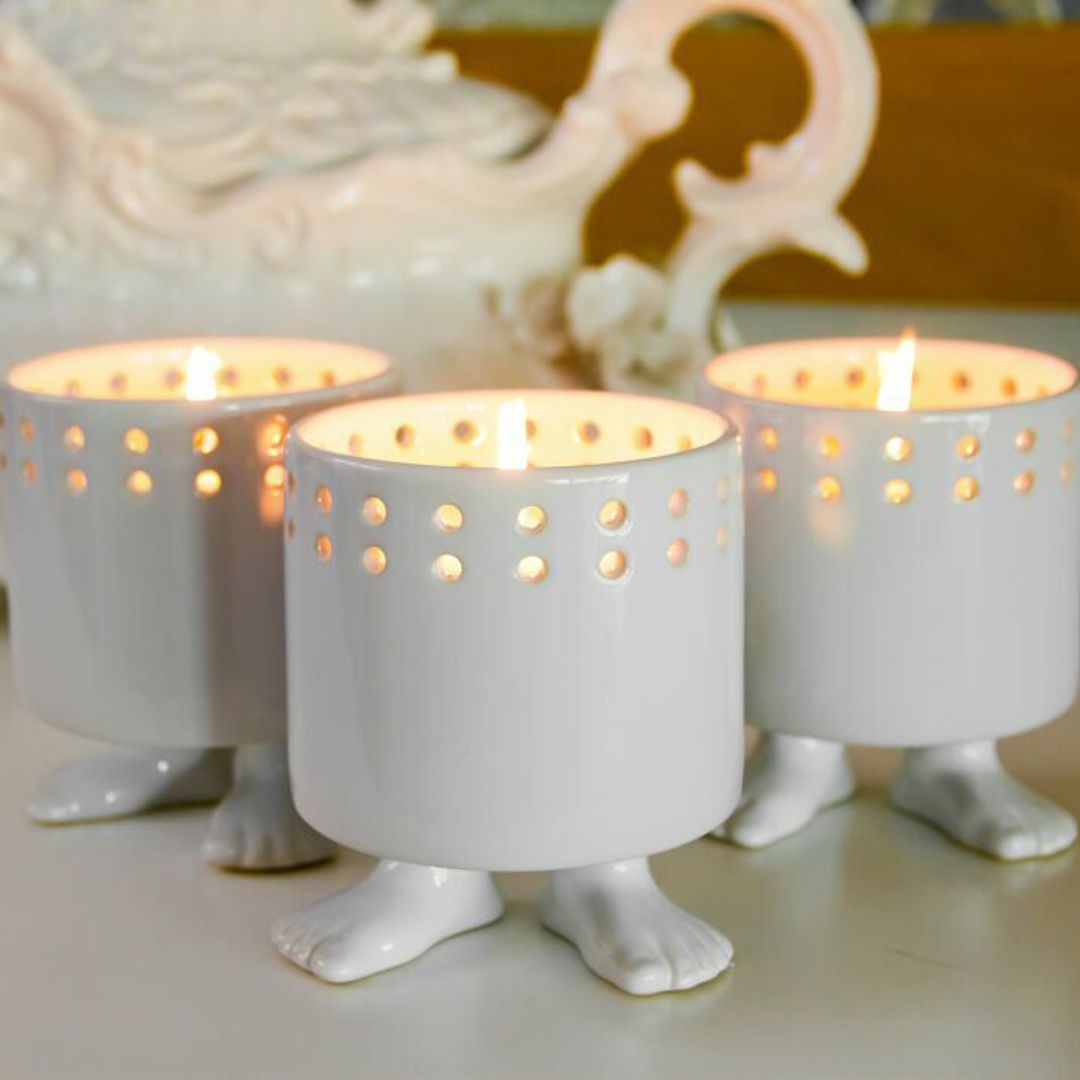 Свет от горящего фитиля проходит сквозь отверстия