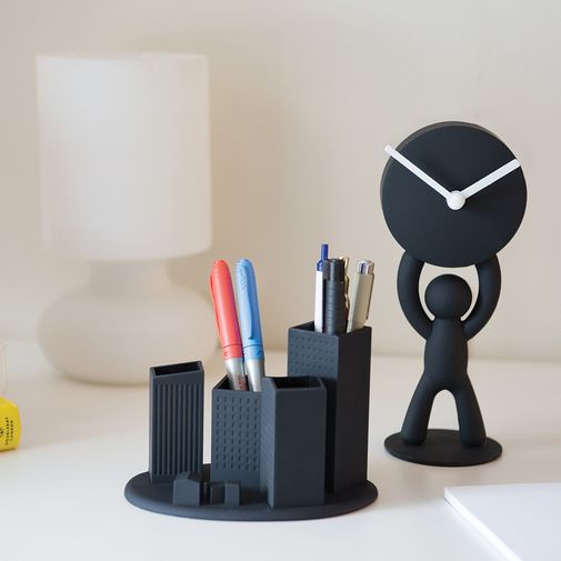 Часы Человечек Buddy в интерьере