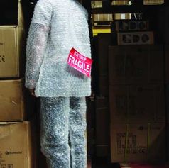 Костюм из пупырчатой пленки Bubble Wrap Costume