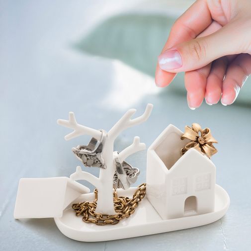 Украшения в домике и на дереве