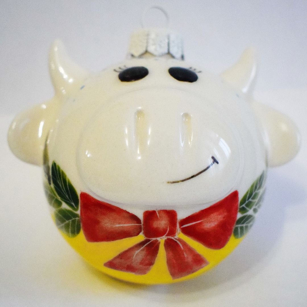 Фарфоровый елочный шар Коровка с бантиком (ручная роспись) Фарфоровый елочный шар Коровка с бантиком (ручная роспись)