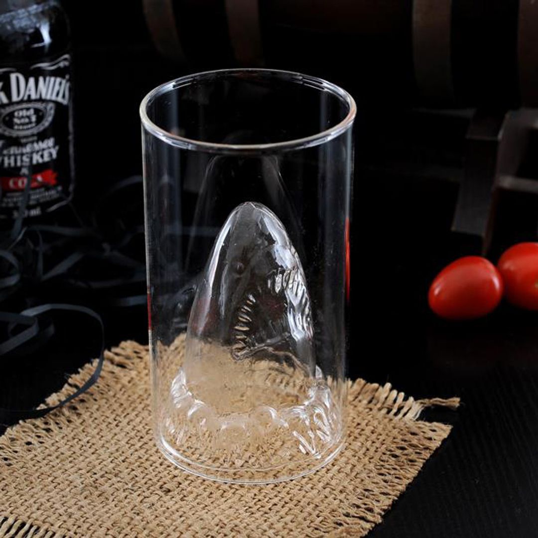 Стакан с акулой на дне Стакан с акулой на дне