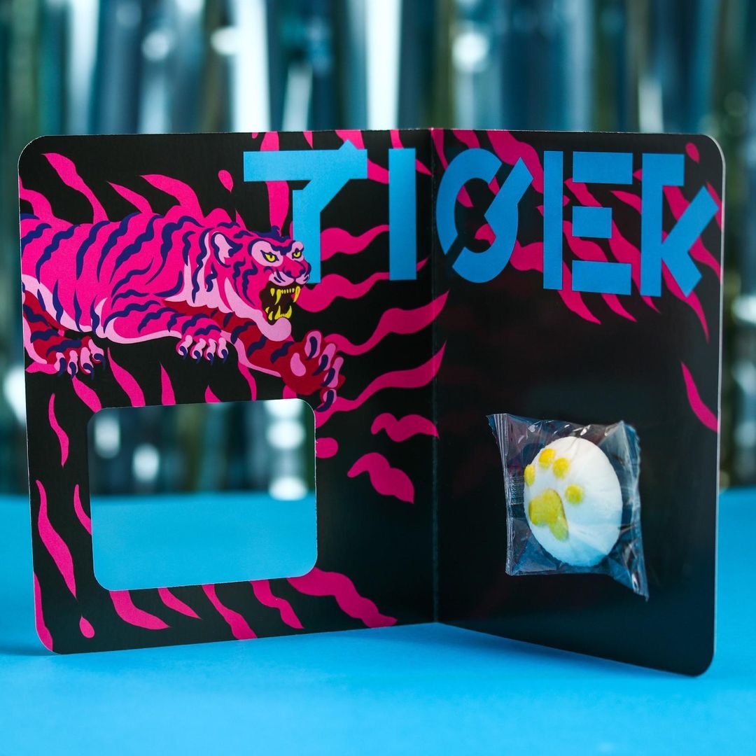 Маршмеллоу-лапка в открытке Tiger
