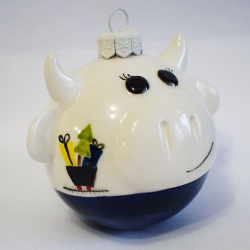 Фарфоровый елочный шар Коровка с елочкой (ручная роспись) Фарфоровый елочный шар Коровка с елочкой (ручная роспись)