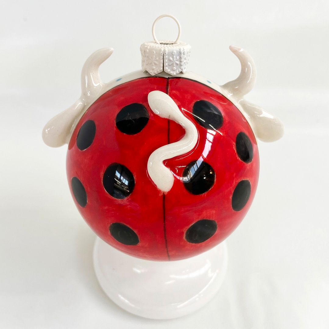Фарфоровый елочный шар Божья коровка (ручная роспись) Фарфоровый елочный шар Божья коровка (ручная роспись)