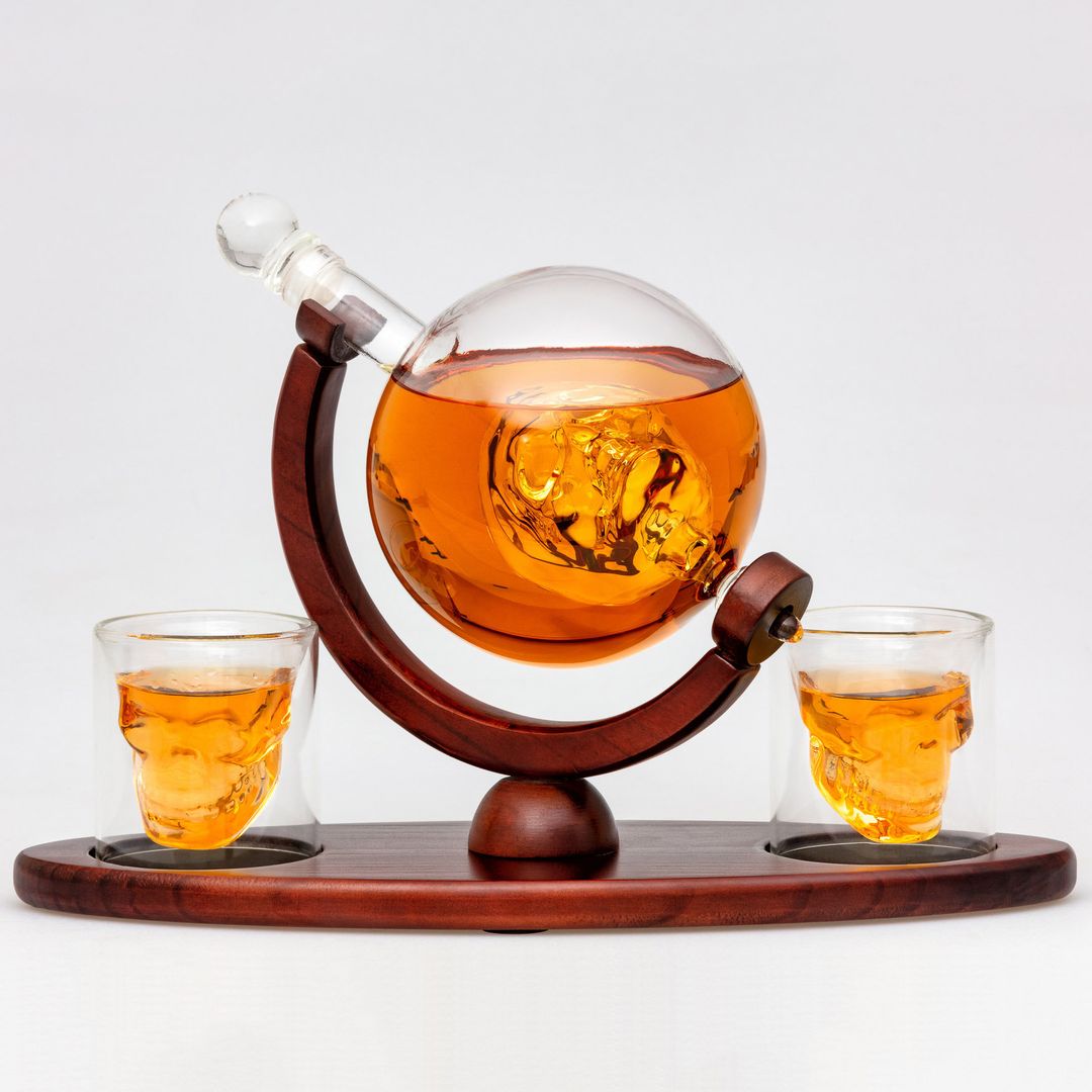 Декантер для напитков Череп с бокалами (2 шт)