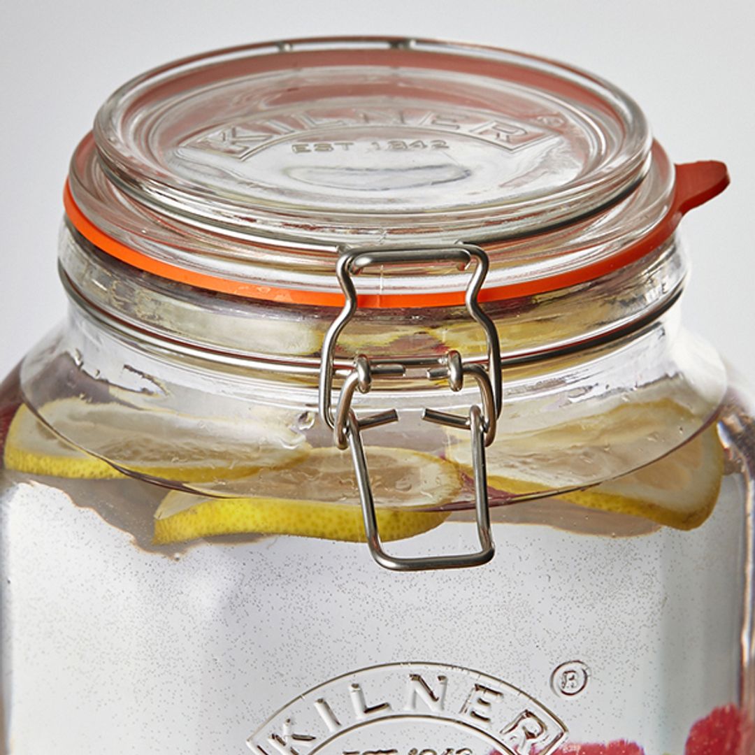 Набор из 2-х диспенсеров на подставке Kilner (2.1 л и 3,1 л) Набор из 2-х диспенсеров на подставке Kilner (2.1 л и 3,1 л)