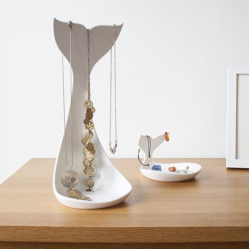 Белый кит и детеныш