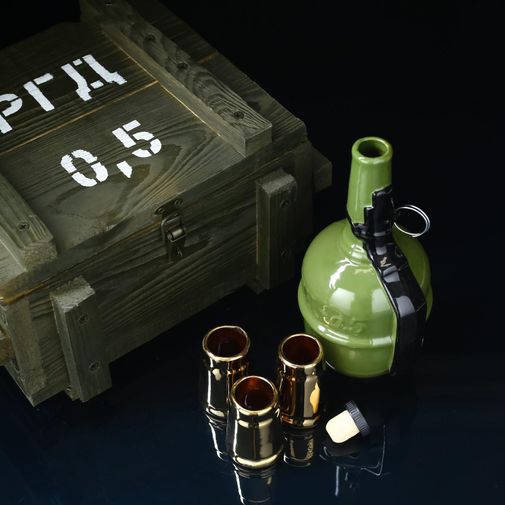 Подарочный набор в деревянном ящике с рюмками Граната РГД (3 шт) Подарочный набор в деревянном ящике с рюмками Граната РГД (3 шт)