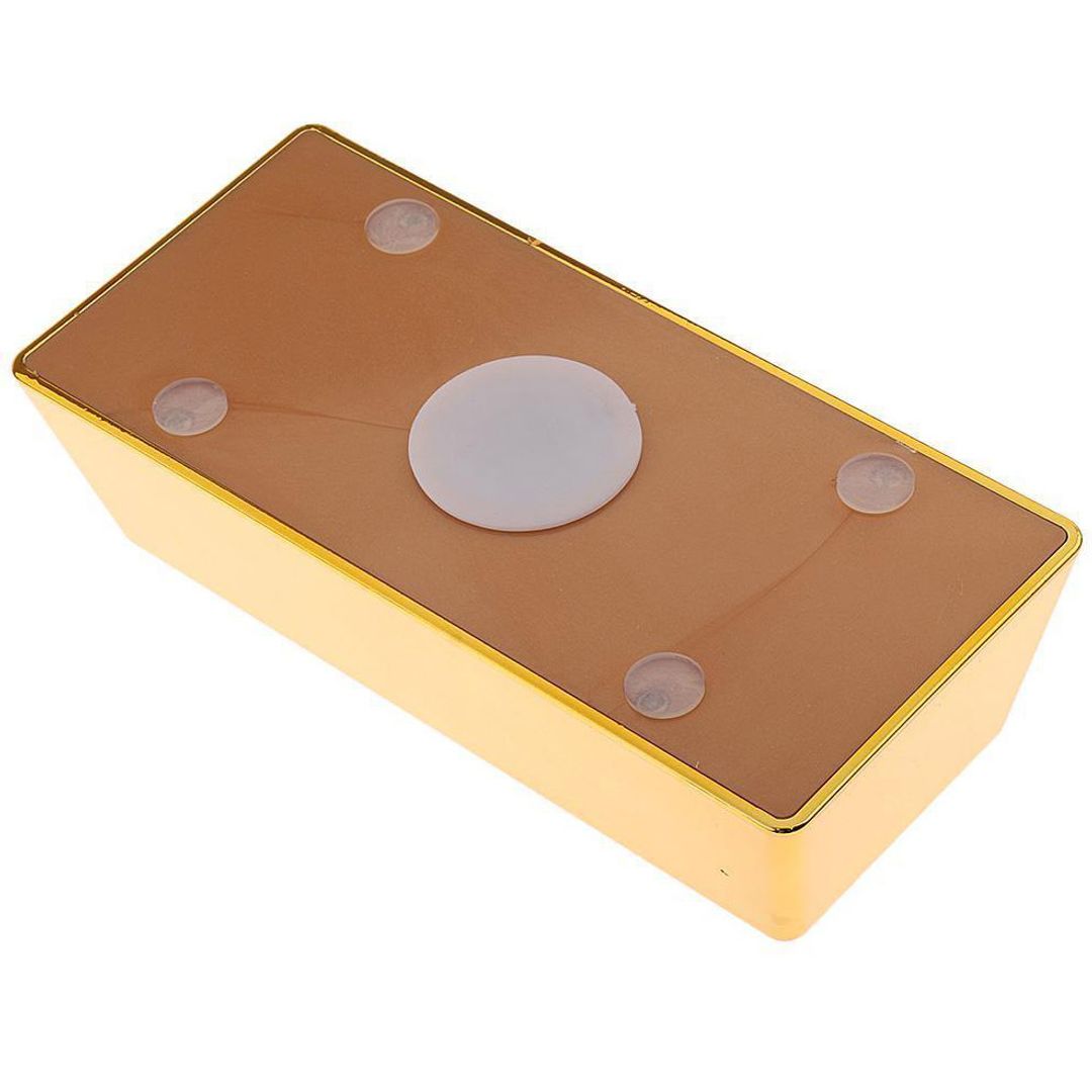 На дне мягкие ножки и закупоренное отверстие для извлечения монет