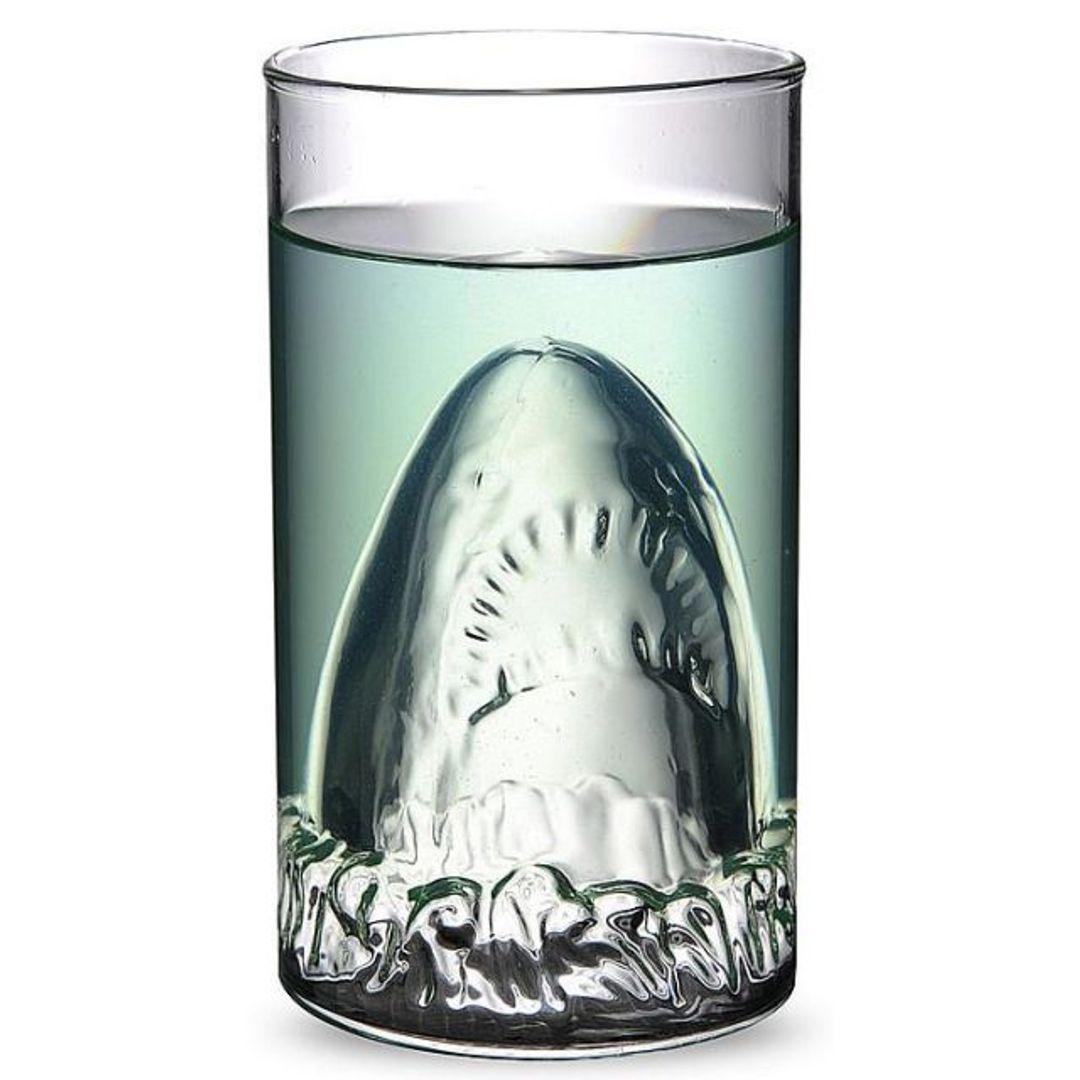 Стакан с акулой на дне Стакан с акулой на дне