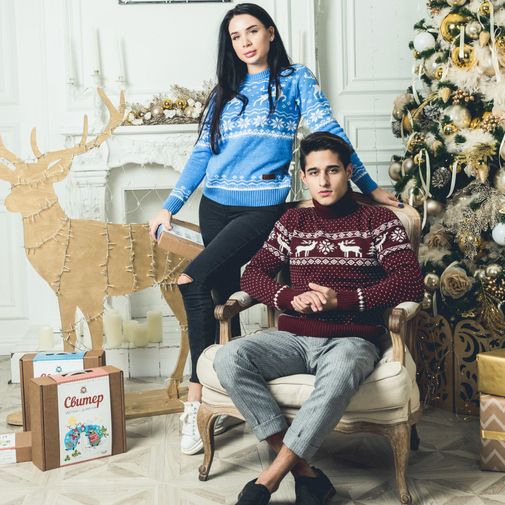 Свитер с оленями Зимняя вишня (с горлом)