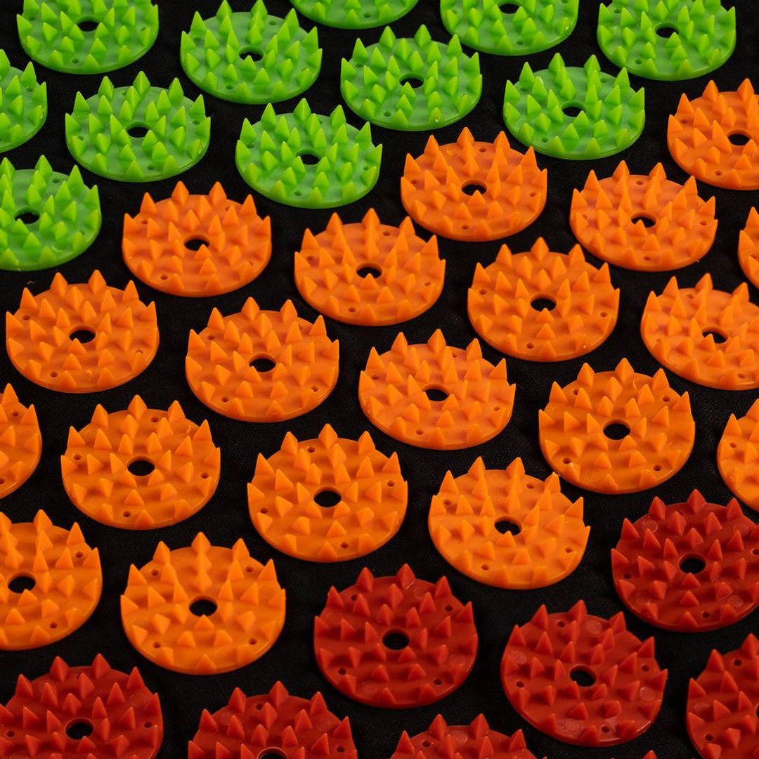 Массажный акупунктурный коврик с валиком Iglu (радужный)