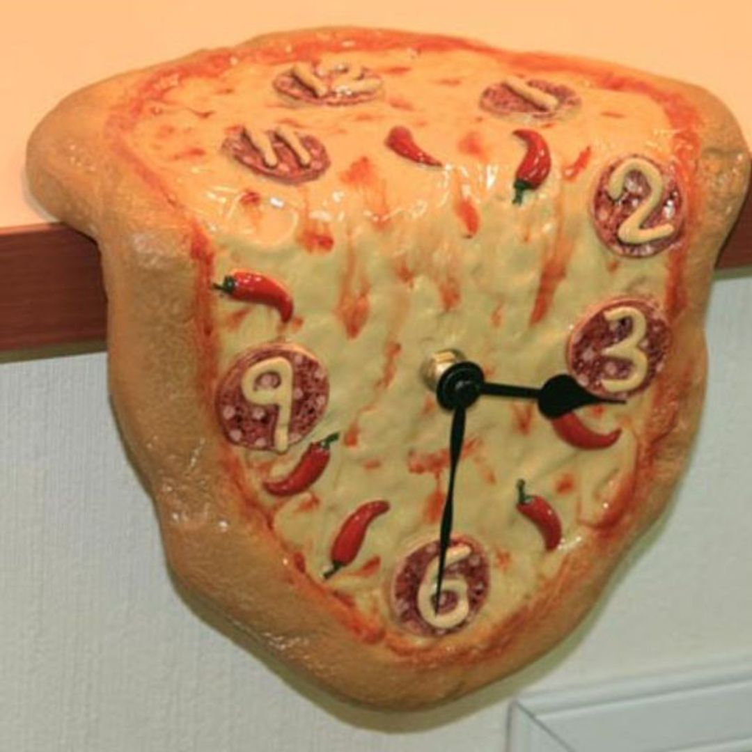 Часы Сальвадора Дали Пицца На полке