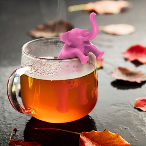 Слон-заварник кайфует в кружке чая Слон-заварник кайфует в кружке чая