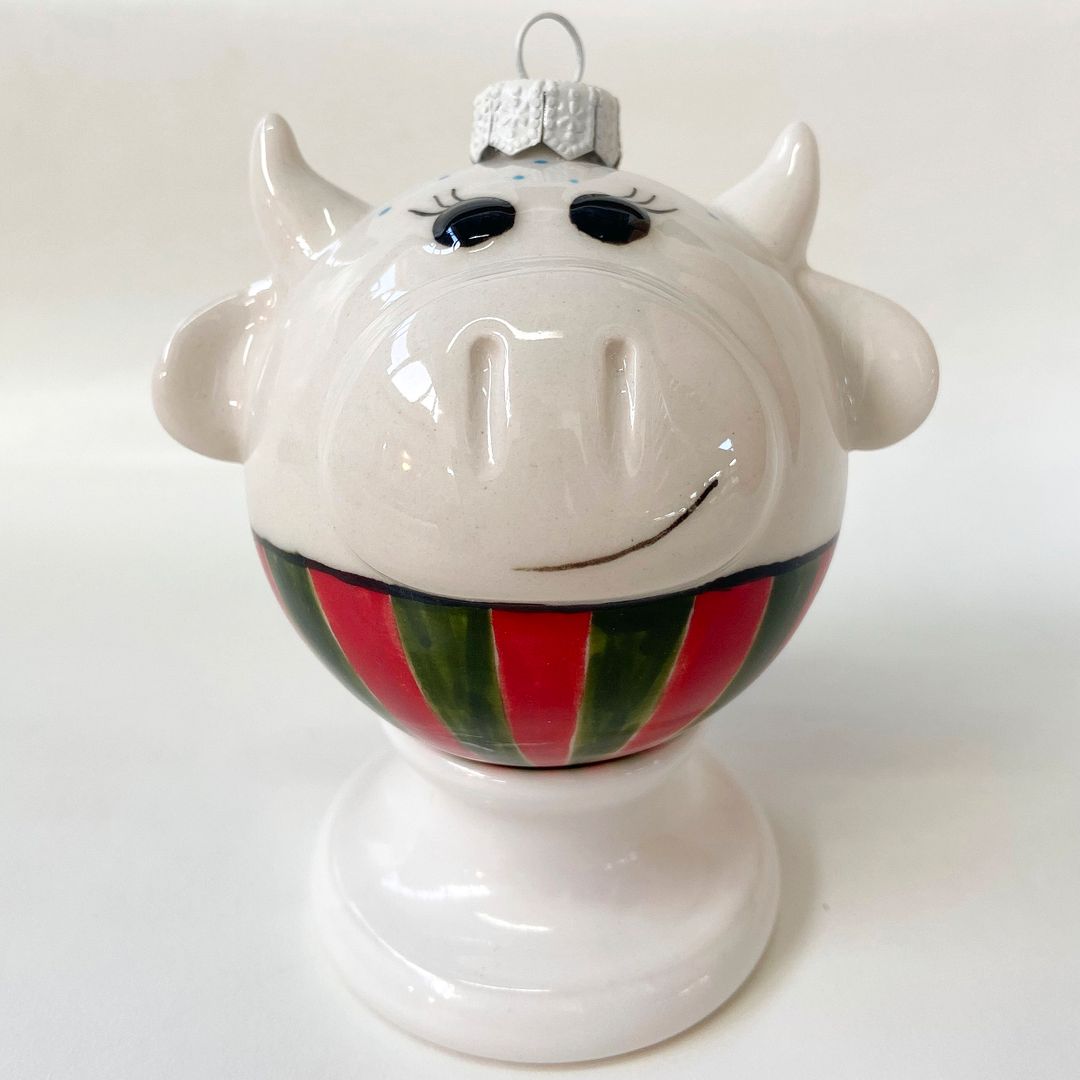 Фарфоровый елочный шар Коровка Матрена (ручная роспись) Фарфоровый елочный шар Коровка Матрена (ручная роспись)