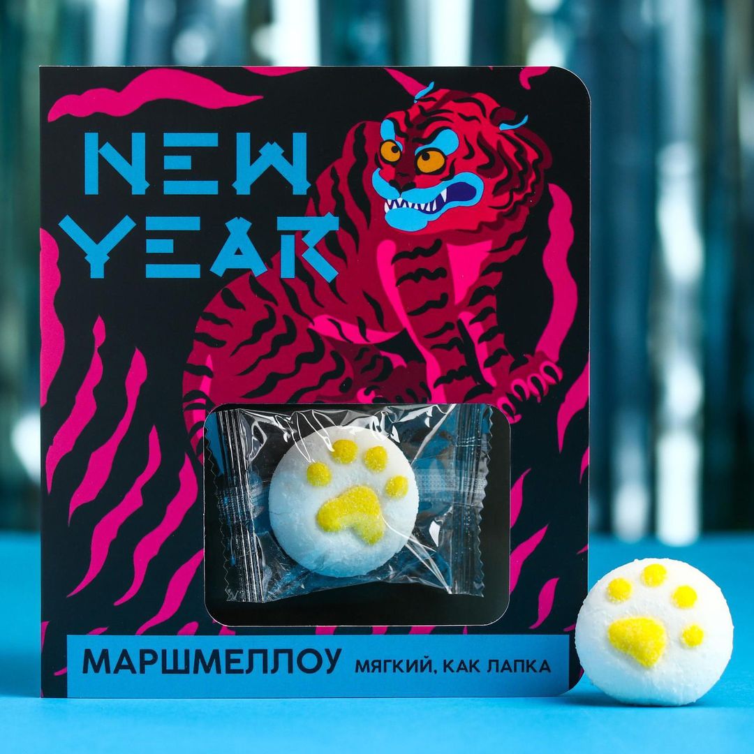 Маршмеллоу-лапка в открытке Tiger