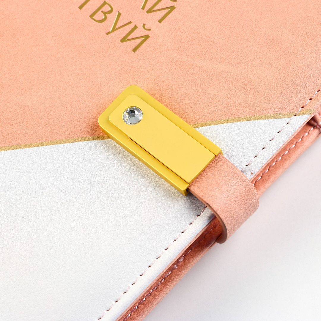 Ежедневник со встроенной зарядкой и флешкой Мечтай 8000 mAh 16Гб Ежедневник со встроенной зарядкой и флешкой Мечтай 8000 mAh 16Гб