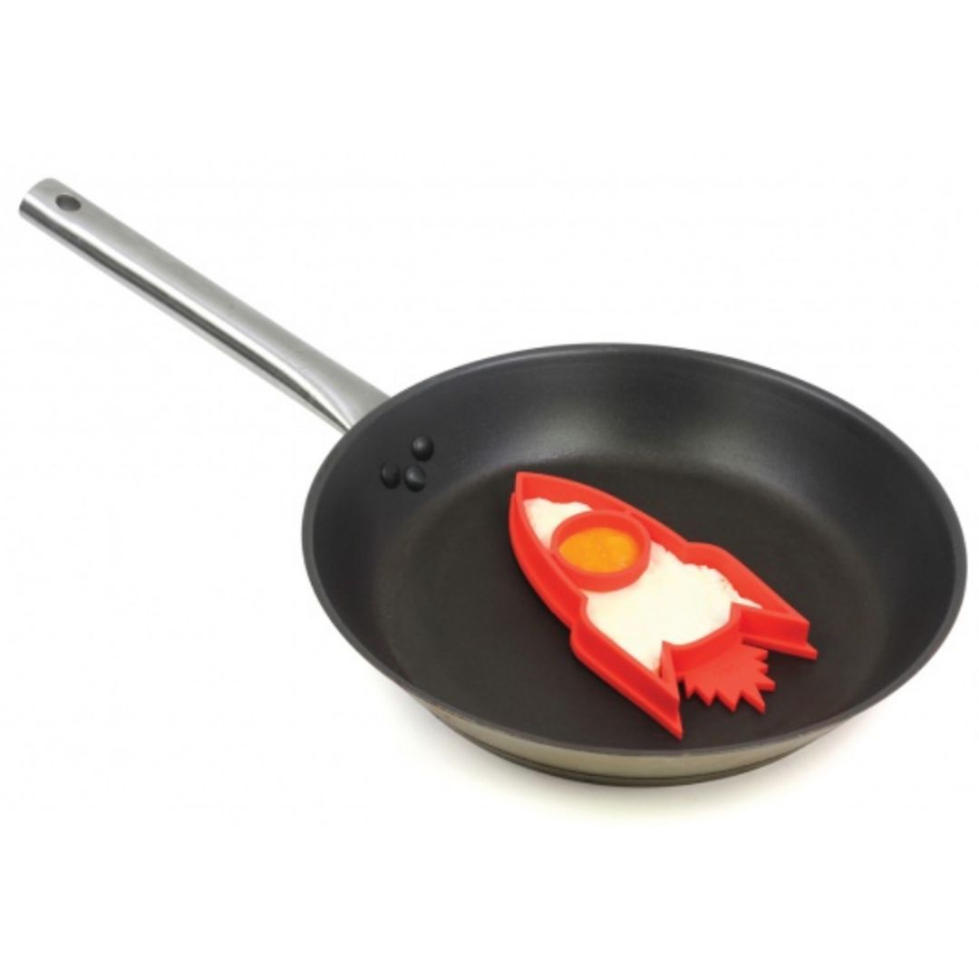 Форма с яйцом на сковороде