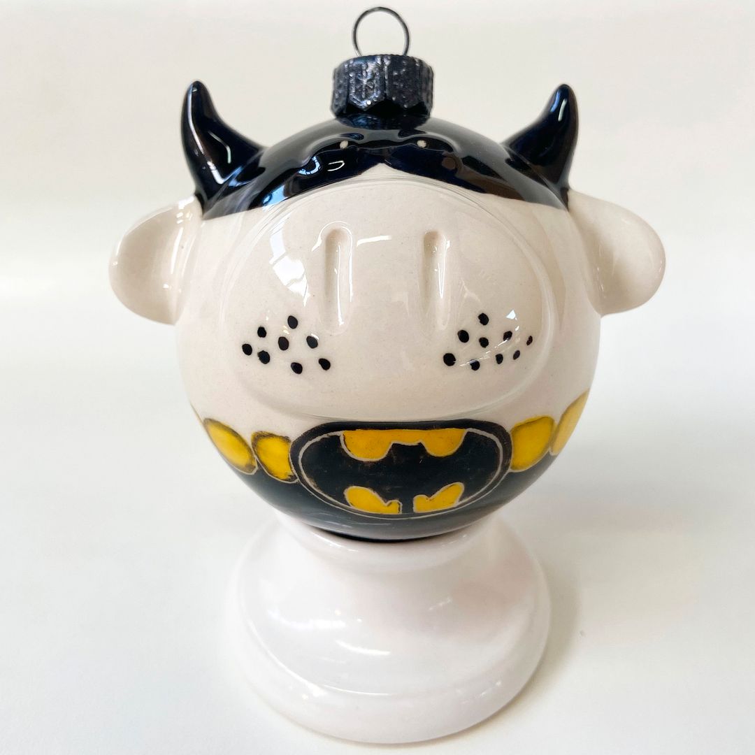 Фарфоровый елочный шар Коровка-бэтмен(ручная роспись) Фарфоровый елочный шар Коровка-бэтмен(ручная роспись)