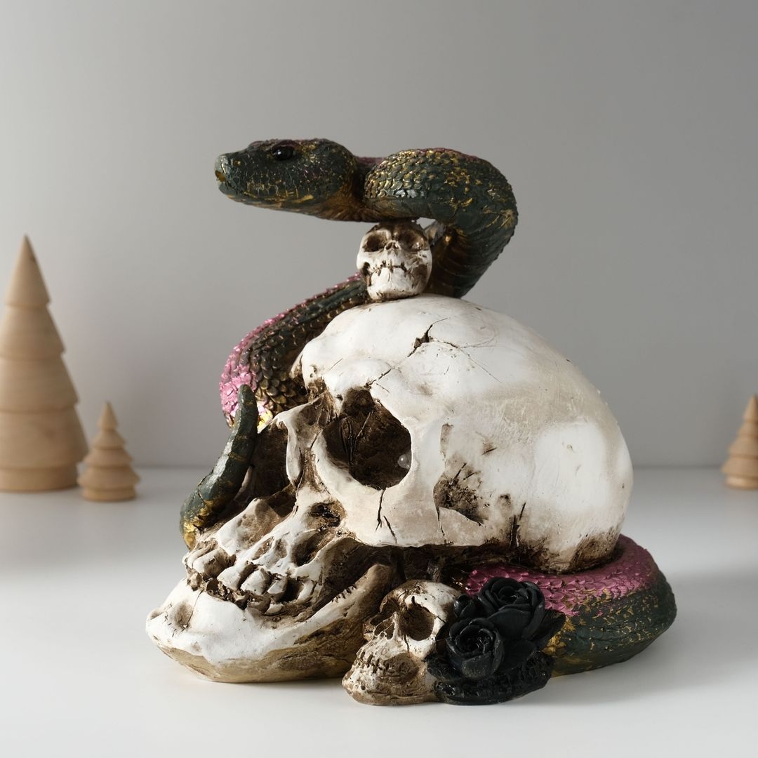 Череп со змеёй