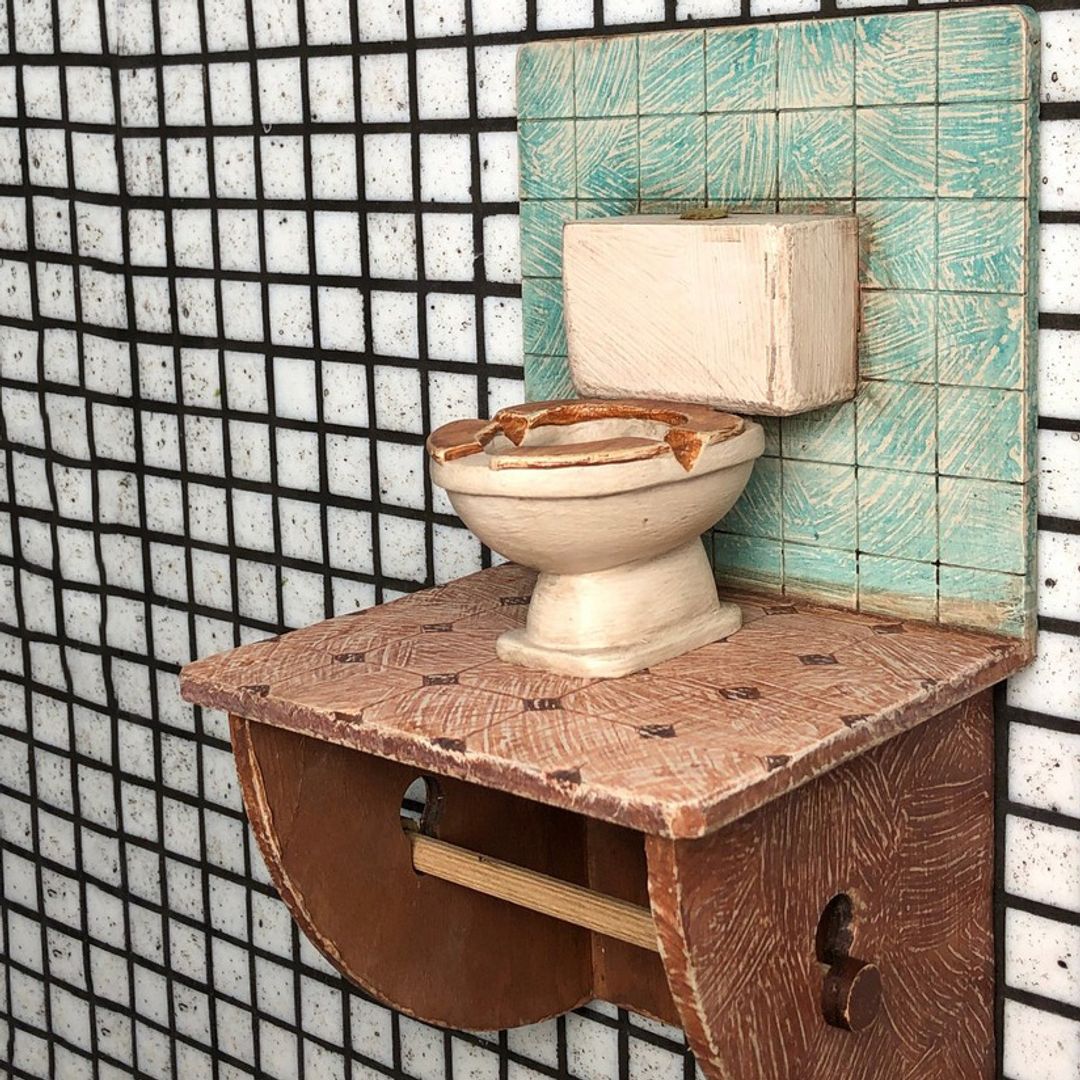 Держатель для туалетной бумаги с полочкой Санузел связи