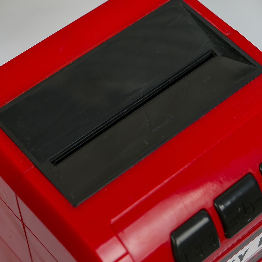 Копилка, разрезающая банкноты