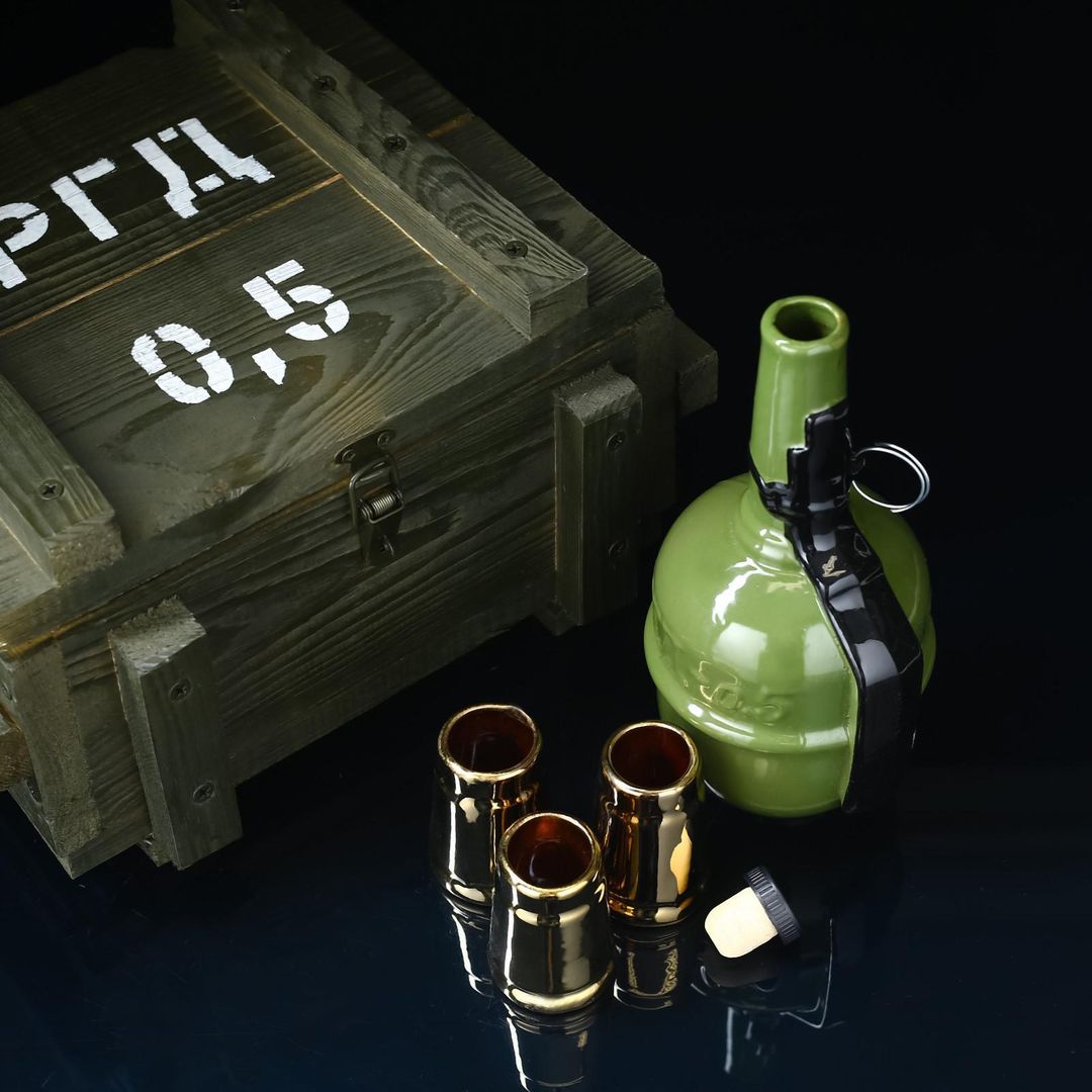 Подарочный набор в деревянном ящике с рюмками Граната РГД (3 шт) Подарочный набор в деревянном ящике с рюмками Граната РГД (3 шт)