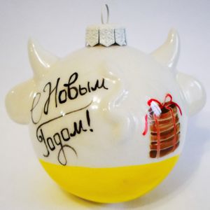 Фарфоровый елочный шар Коровка С Новым Годом (ручная роспись)
