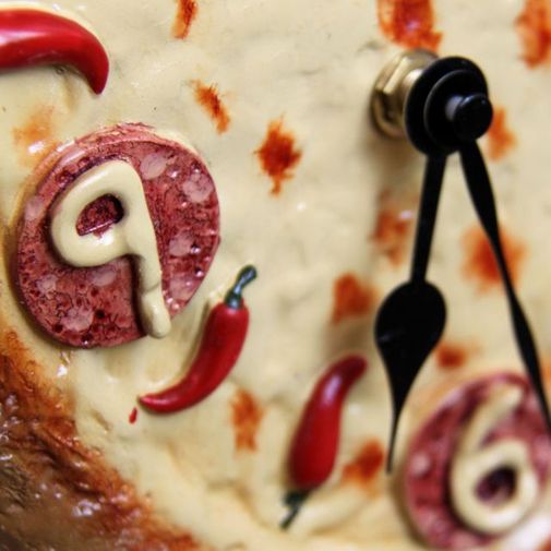 Часы Сальвадора Дали Пицца Крупным планом