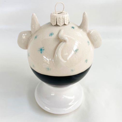 Фарфоровый елочный шар Бычок с мороженым (ручная роспись) Фарфоровый елочный шар Бычок с мороженым (ручная роспись)