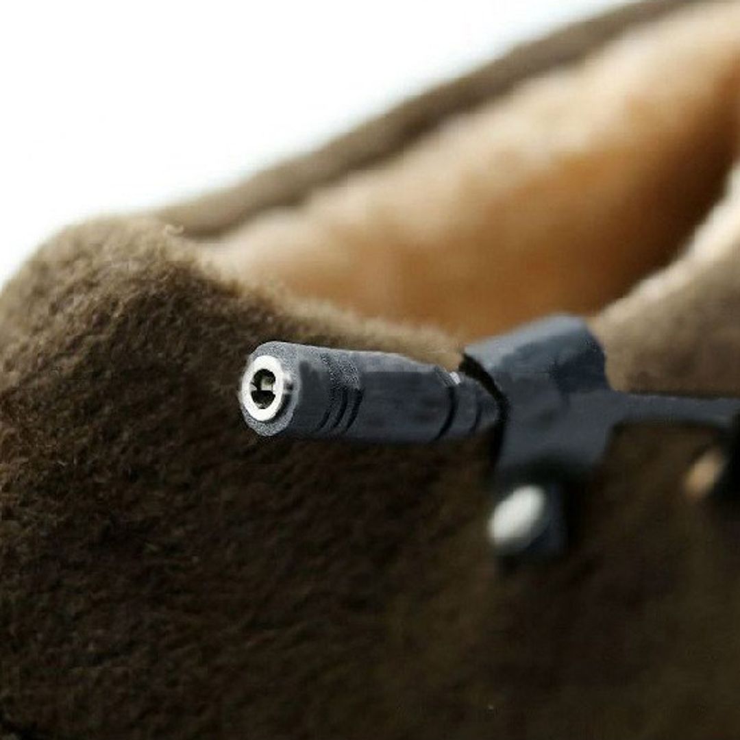 Провод закреплен и не мешает