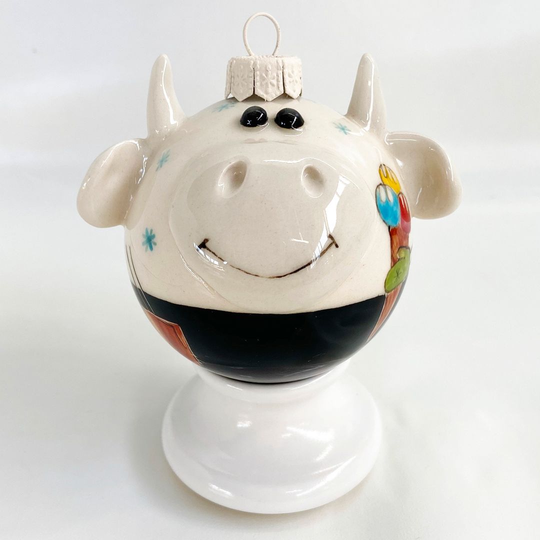 Фарфоровый елочный шар Бычок с мороженым (ручная роспись) Фарфоровый елочный шар Бычок с мороженым (ручная роспись)