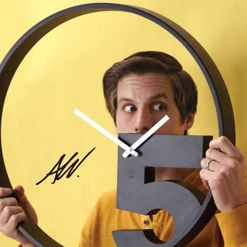 Часы настенные Take 5 В руках у дизайнера