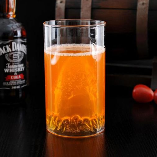 Стакан с акулой на дне Стакан с акулой на дне