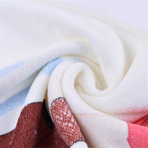 Полотенце, меняющее рисунок Девушка Крупным планом Полотенце, меняющее рисунок Девушка Крупным планом