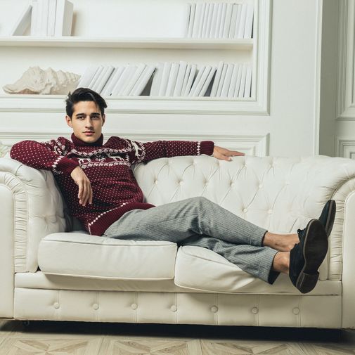 Свитер с оленями Зимняя вишня (с горлом)