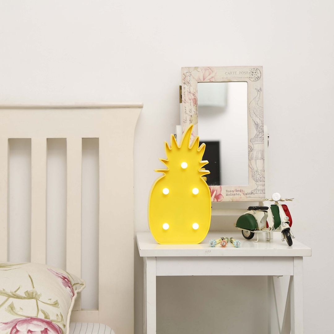 Светильник Ананас на столике в детской Светильник Ананас на столике в детской