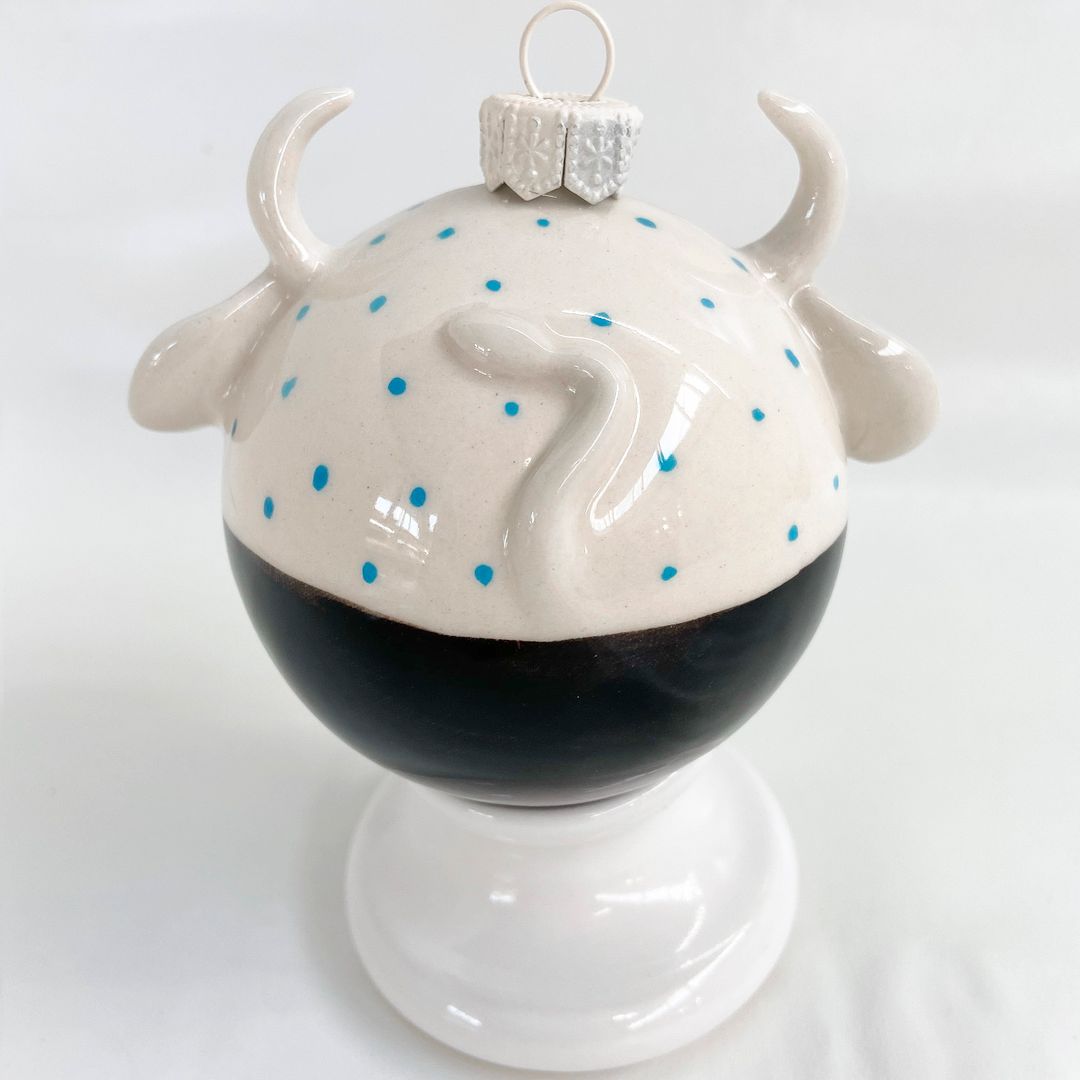 Фарфоровый елочный шар Коровка Маруся (ручная роспись) Фарфоровый елочный шар Коровка Маруся (ручная роспись)