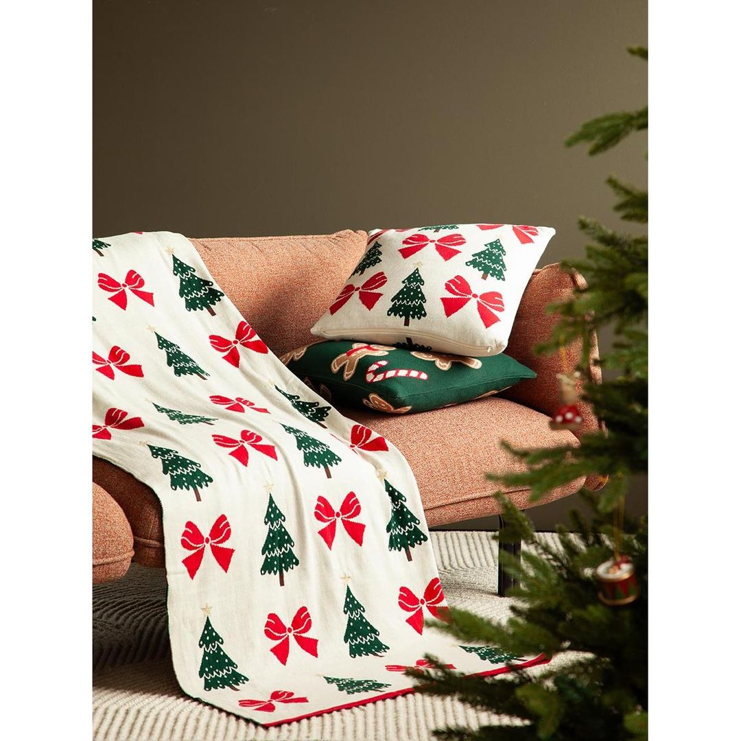 Плед из хлопка с новогодним рисунком Christmas Bows из коллекции New Year Essential, 130x180 см