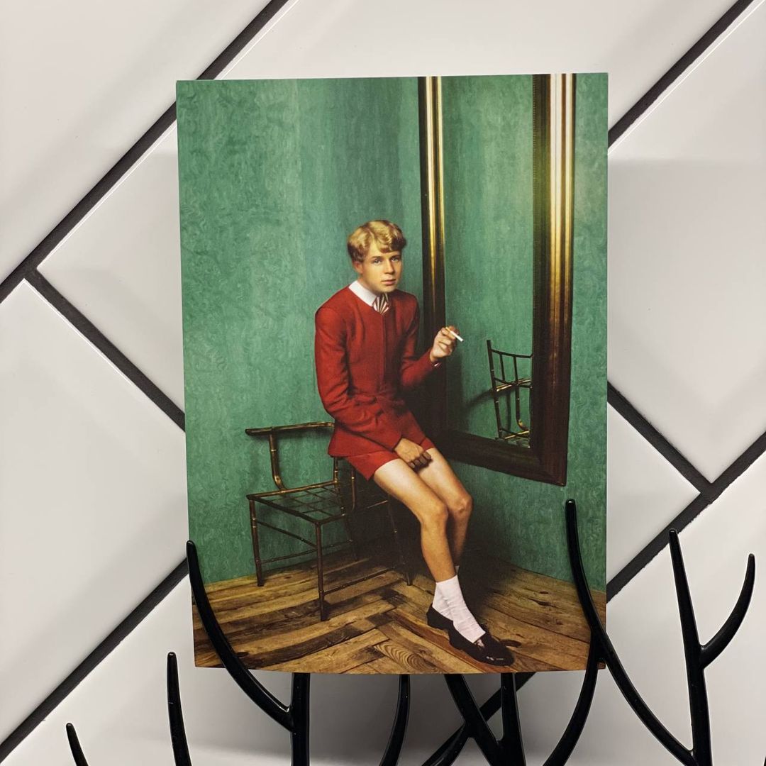 Открытка почтовая Модные классики Есенин в костюмчике