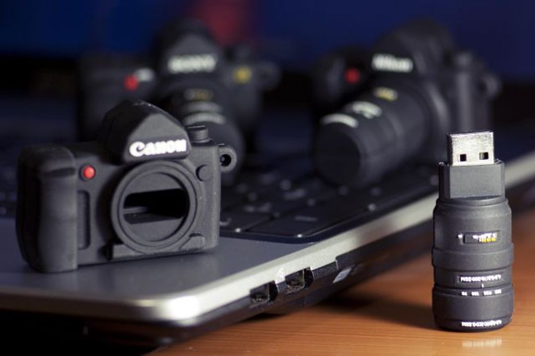 Флешка Фотоаппарат Canon 4 Гб Флешка Фотоаппарат Canon 4 Гб