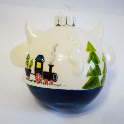 Фарфоровый елочный шар Коровка с елочкой (ручная роспись) Фарфоровый елочный шар Коровка с елочкой (ручная роспись)