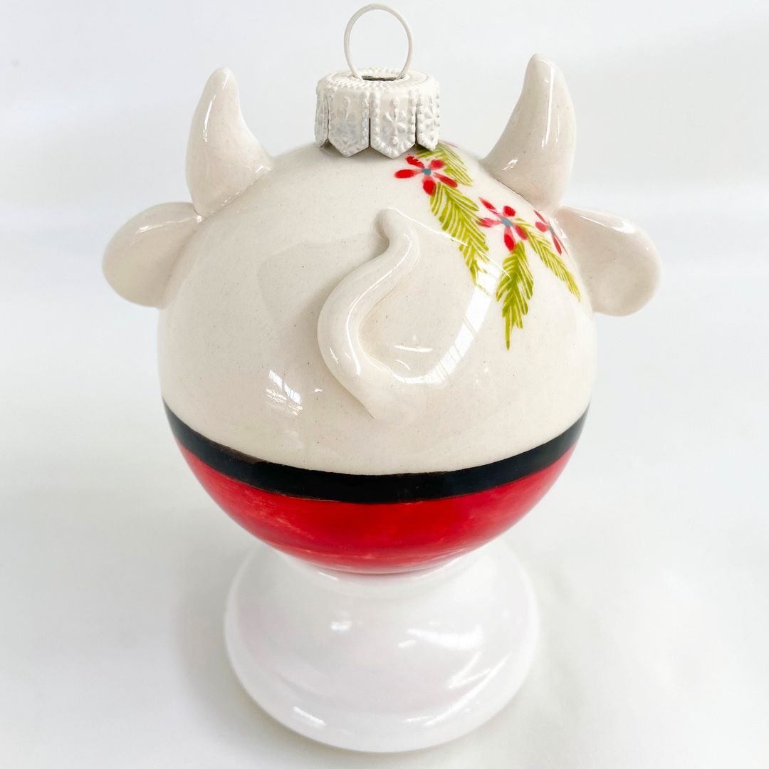 Фарфоровый елочный шар Коровка Мила (ручная роспись)