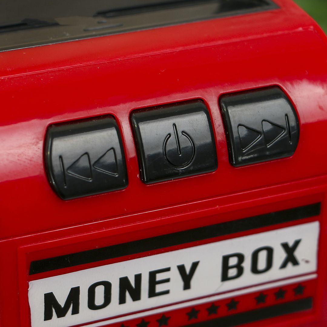 Копилка, разрезающая банкноты