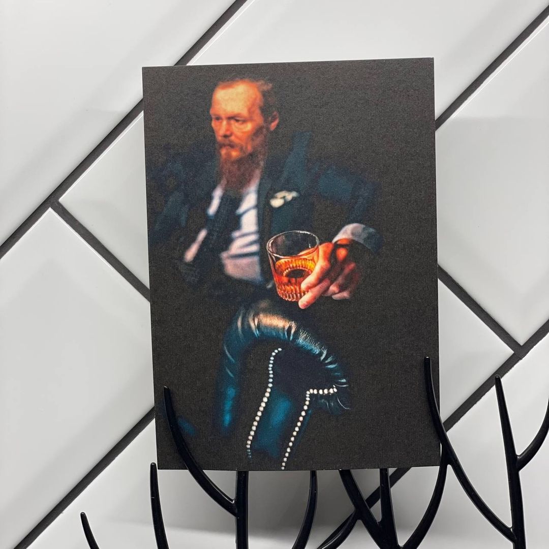 Открытка почтовая Модные классики Достоевский и виски Открытка почтовая Модные классики Достоевский и виски