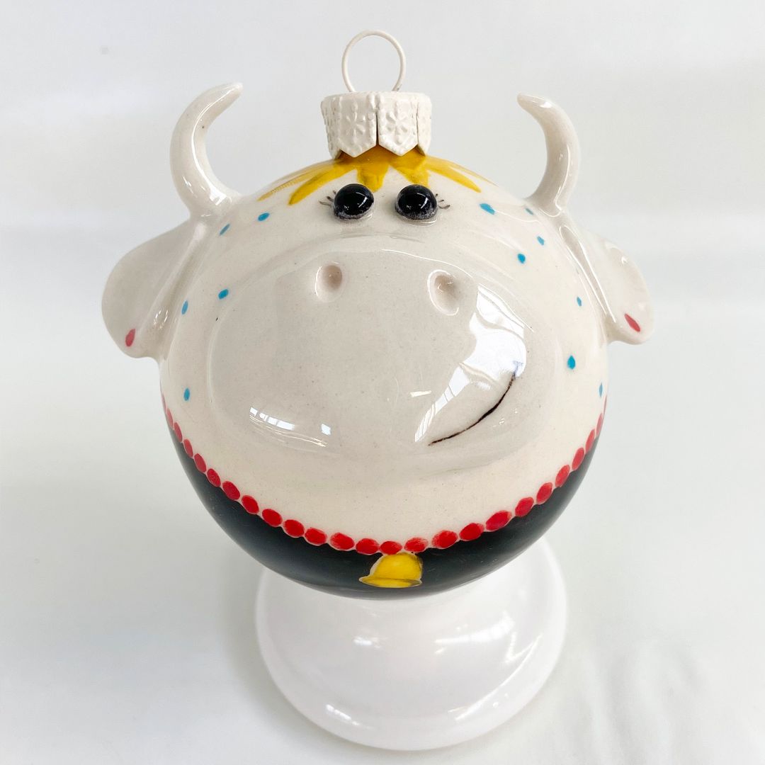 Фарфоровый елочный шар Коровка Маруся (ручная роспись) Фарфоровый елочный шар Коровка Маруся (ручная роспись)