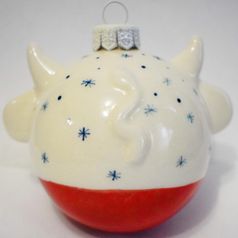 Фарфоровый елочный шар Коровка с бокалом (ручная роспись)